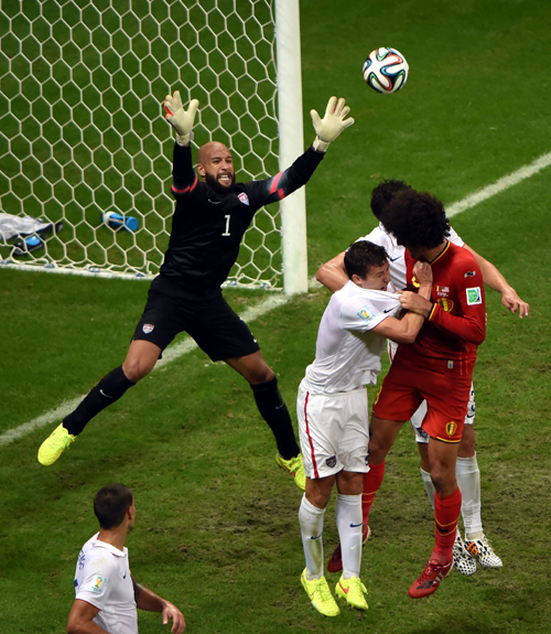 Thủ thành Tim Howard đi vào lịch sử ảnh 1